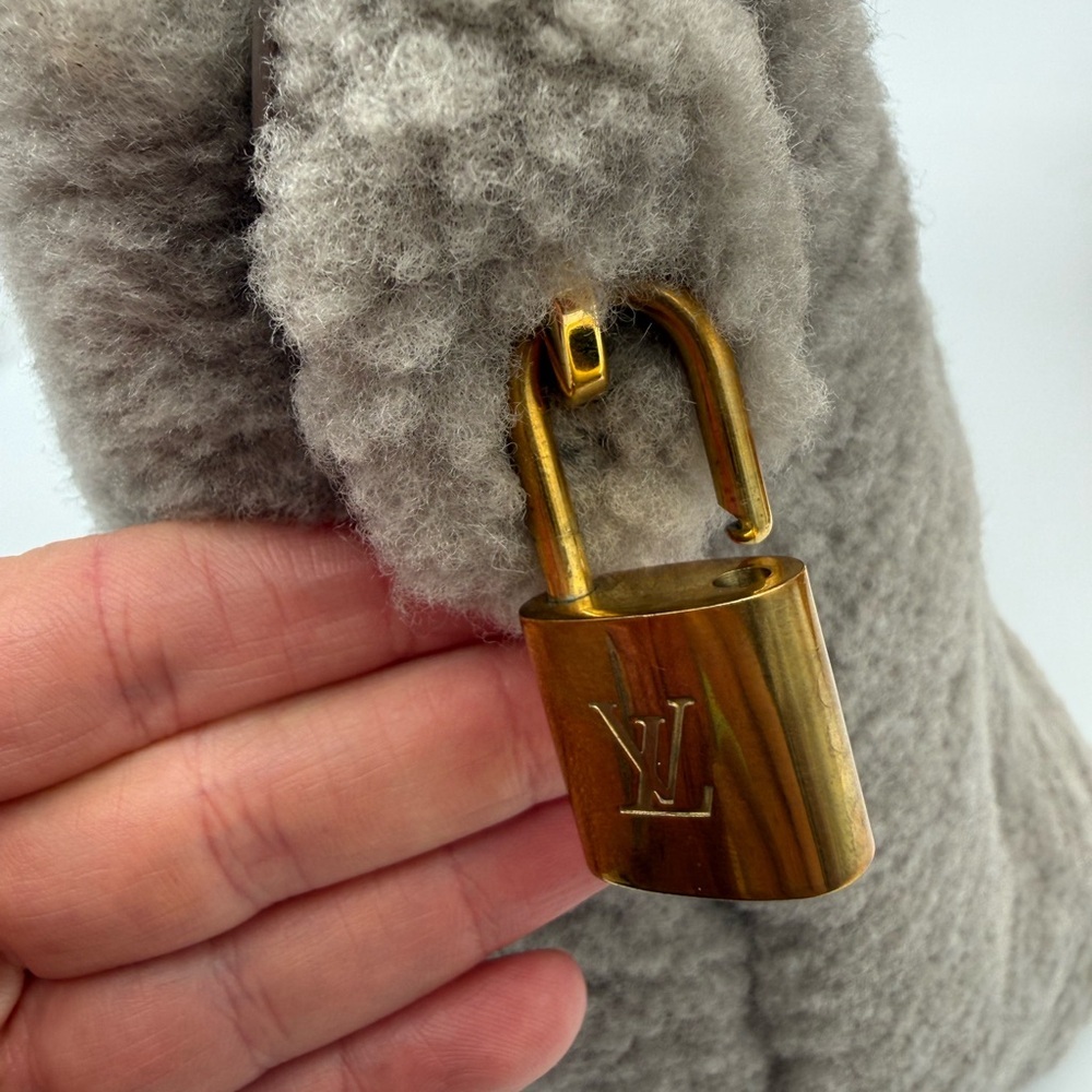 Louis Vuitton Pulsion Lockit Gray Shearling Handbag (2011) - Picture 4 of 16